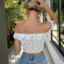 Camisa veraniega floral pequena con hombros descubiertos y dee de pliegues en el busto para vacaciones casuales