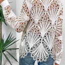 Camisa de mujer de un solo color, con boton frontal y mangas largas con detalles huecos.