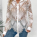 Camisa de mujer de un solo color, con boton frontal y mangas largas con detalles huecos.