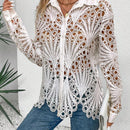 Camisa de mujer de un solo color, con boton frontal y mangas largas con detalles huecos.