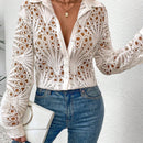 Camisa de mujer de un solo color, con boton frontal y mangas largas con detalles huecos.