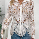 Camisa de mujer de un solo color, con boton frontal y mangas largas con detalles huecos.