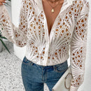 Camisa de mujer de un solo color, con boton frontal y mangas largas con detalles huecos.