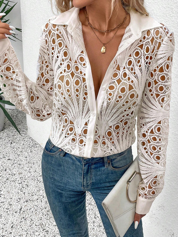 Camisa de mujer de un solo color, con boton frontal y mangas largas con detalles huecos.