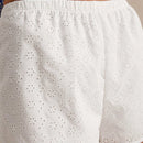Frenchy Shorts de verano informales blancos para mujer, comodos, lindos, para estar en casa con cintura elastica y bordado de aberturas solido