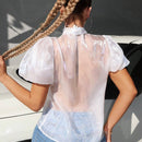 Camisa blanca de mujer con nudo transparente de organza suave satinada perlada