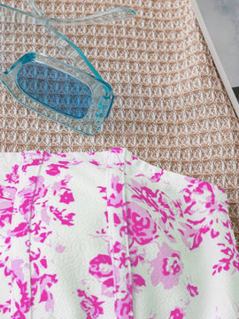 WYWH Top informal corto sin tirantes con estampado azul de vacaciones y estilo bustier para mujeres WYWH, con lineas prensadas de espina de pescado sobre un fondo blanco