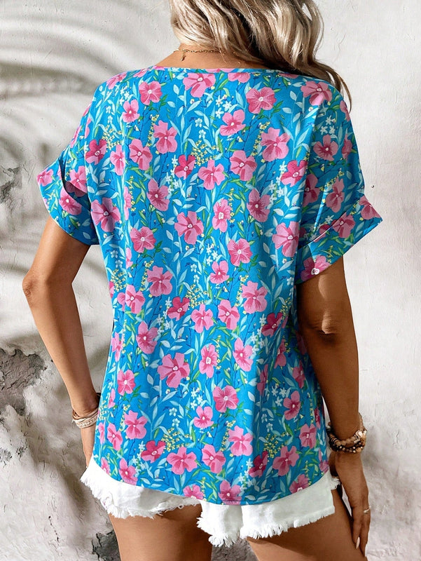 Camiseta de moda casual de verano con estampado floral azul y cuello en V
