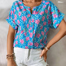 Camiseta de moda casual de verano con estampado floral azul y cuello en V