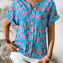 Camiseta de moda casual de verano con estampado floral azul y cuello en V