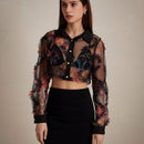 Blusa corta sexy con estampado floral y manga larga de malla transparente para el verano