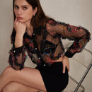 Blusa corta sexy con estampado floral y manga larga de malla transparente para el verano