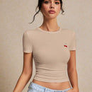 Frenchy Camiseta casual de verano para mujer con cuello redondo, dees de cereza bordados, mangas cortas con dees plisados y ruchados en el lateral, ajuste enado, esencial para el verano