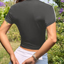 Camiseta de punto gris oscuro ajustada para mujeres con dobladillo a rayas