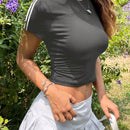 Camiseta de punto gris oscuro ajustada para mujeres con dobladillo a rayas