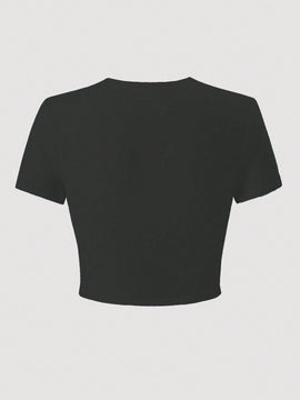 Camiseta corta grafica con diseno de letras y copas de vino