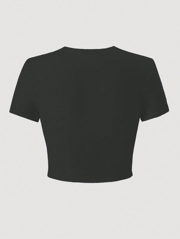 Camiseta corta grafica con diseno de letras y copas de vino