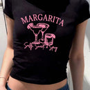 Camiseta corta grafica con diseno de letras y copas de vino