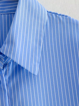 Blusa corta a rayas con detalle de torsion en la espalda