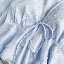 Camisa romantica de manga larga con cuello en V, dobladillo con volantes, mangas de campana y nudo al frente. Perfecta para vacaciones y ropa casual