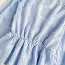 Camisa romantica de manga larga con cuello en V, dobladillo con volantes, mangas de campana y nudo al frente. Perfecta para vacaciones y ropa casual