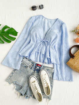 Camisa romantica de manga larga con cuello en V, dobladillo con volantes, mangas de campana y nudo al frente. Perfecta para vacaciones y ropa casual