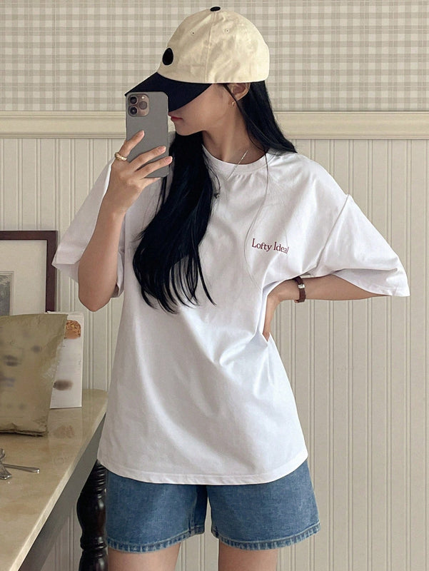 Camiseta casual de mujer para el verano con cuello redondo estampado con eslogan y hombros caidos