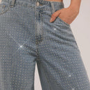 Forever 21 Jeans de pierna recta con detalle de diamante disperso y lavado retro para conjuntos de primavera. Jeans de talle medio para conjuntos de festivales y suaves fondos para el verano con diamantes de imitacion.