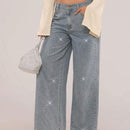 Forever 21 Jeans de pierna recta con detalle de diamante disperso y lavado retro para conjuntos de primavera. Jeans de talle medio para conjuntos de festivales y suaves fondos para el verano con diamantes de imitacion.