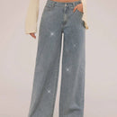 Forever 21 Jeans de pierna recta con detalle de diamante disperso y lavado retro para conjuntos de primavera. Jeans de talle medio para conjuntos de festivales y suaves fondos para el verano con diamantes de imitacion.