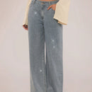 Forever 21 Jeans de pierna recta con detalle de diamante disperso y lavado retro para conjuntos de primavera. Jeans de talle medio para conjuntos de festivales y suaves fondos para el verano con diamantes de imitacion.