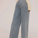 Forever 21 Jeans de pierna recta con detalle de diamante disperso y lavado retro para conjuntos de primavera. Jeans de talle medio para conjuntos de festivales y suaves fondos para el verano con diamantes de imitacion.
