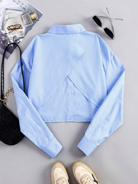 Blusa corta a rayas con detalle de torsion en la espalda