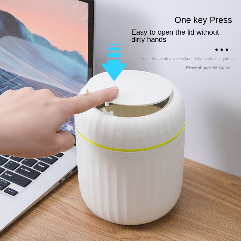 Bote de basura de escritorio con tapa de presión de 1 toque, diseño acanalado para control de olores, cilíndrico compacto para oficina, hogar, escritorio, sala de estar o estudio, en blanco con detalles amarillos, mini bote de basura para escritorio, org