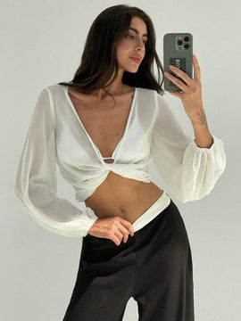 Camisa elegante y un poco sexy de manga larga con mangas abullonadas semitransparentes retorcidas y cuello en V profundo para proteccion solar