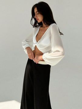 Camisa elegante y un poco sexy de manga larga con mangas abullonadas semitransparentes retorcidas y cuello en V profundo para proteccion solar