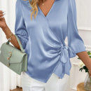 Blusa solida con nudos a los lados en el frente