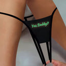 Tanga sexy de entrepierna abierta con impresion de letras brillantes en la noche