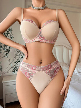 Conjunto para mujer con diseno de encaje y bloqueo de color. Incluye Brasier y braguita triangular con aros. 2 piezas.