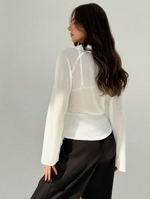Blusa blanca de mujer con cuello en V profundo transparente, mangas largas abocinadas y munequeras con cintura suelta