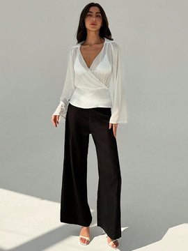 Blusa blanca de mujer con cuello en V profundo transparente, mangas largas abocinadas y munequeras con cintura suelta
