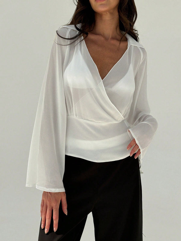 Blusa blanca de mujer con cuello en V profundo transparente, mangas largas abocinadas y munequeras con cintura suelta