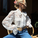 Camisa de encaje para mujer con mangas de lampara y correa de mono para vacaciones