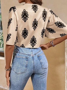 Camisa de verano para vacaciones casuales con estampado completo en cuello en V profundo con lazo de nudo (corte de patron aleatorio)