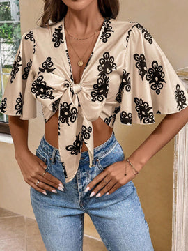 Camisa de verano para vacaciones casuales con estampado completo en cuello en V profundo con lazo de nudo (corte de patron aleatorio)