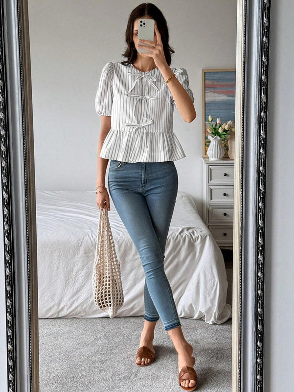 Frenchy Blusa acampanada con nudo delantero y estampado de rayas