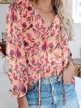 Blusa con estampado floral con cuello de lazo y mangas con vuelo
