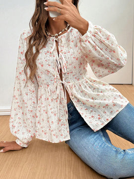 Blusa con estampado floral, mangas abullonadas con lazo en la parte delantera y dobladillo con ribete de volantes