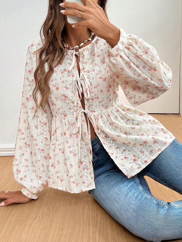 Blusa con estampado floral, mangas abullonadas con lazo en la parte delantera y dobladillo con ribete de volantes