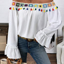 Camisa de manga larga con ribete de volante de encaje y pompones para mujeres con mangas acampanadas plisadas
